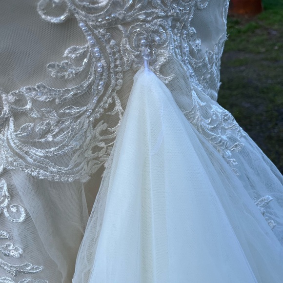 Essense of Australia Wedding Dress D2174 / Size 6 / itty bitty - Picture 9 of 10